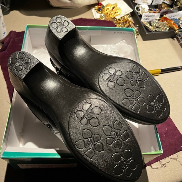 Black ankle boots. - Picture 3 of 7